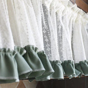 rideau court fenetre blanc cassé dentelle florale rustique translucide tissu texturé vert olive chambre