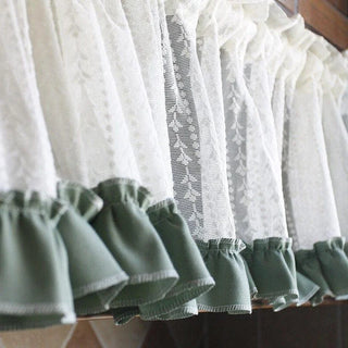 rideau court fenetre blanc cassé dentelle florale rustique translucide tissu texturé vert olive chambre