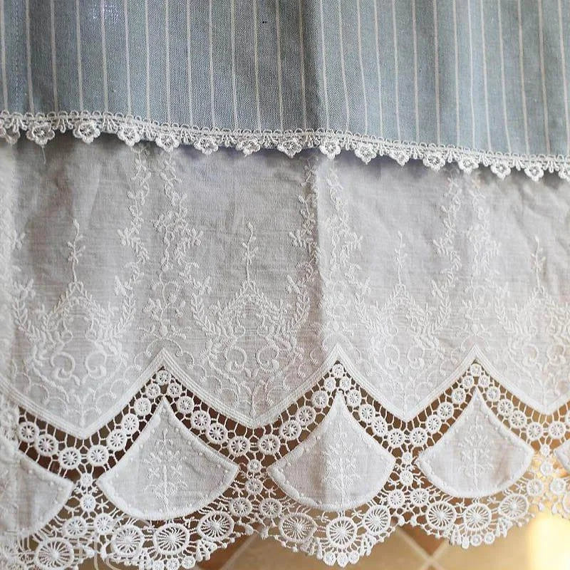 Décoration élégante avec dentelle blanche et bordure à motifs géométriques, rehaussée de détails sophistiqués brodés, idéal pour une ambiance raffinée et charmante dans la maison.