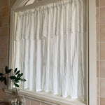 Rideau blanc élégant pour fenêtres, parfait pour ajouter une touche de charme à votre intérieur. Design raffiné et lumineux, idéal pour toutes les pièces de la maison.