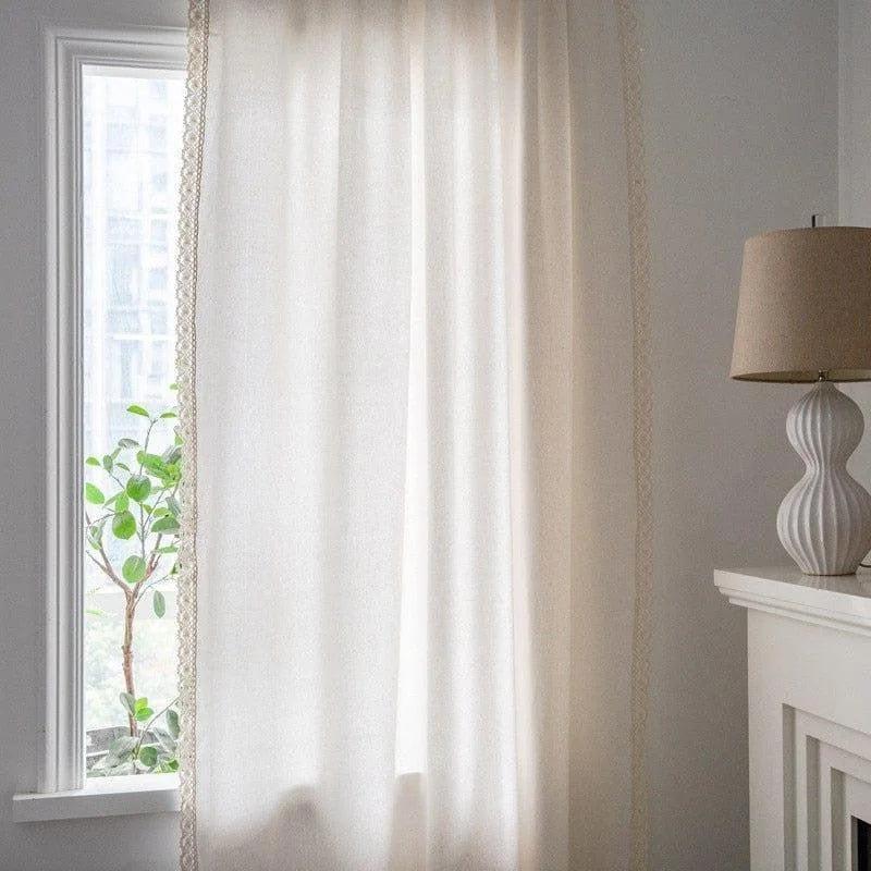 Rideau élégant de couleur claire pour une décoration de salon moderne, laissant entrer une lumière douce. Parfait pour créer une ambiance apaisante dans une pièce lumineuse. Idéal pour améliorer l'esthétique d'une fenêtre tout en préservant l'intimité. Accessoire décoratif incontournable pour un intérieur raffiné et accueillant.
