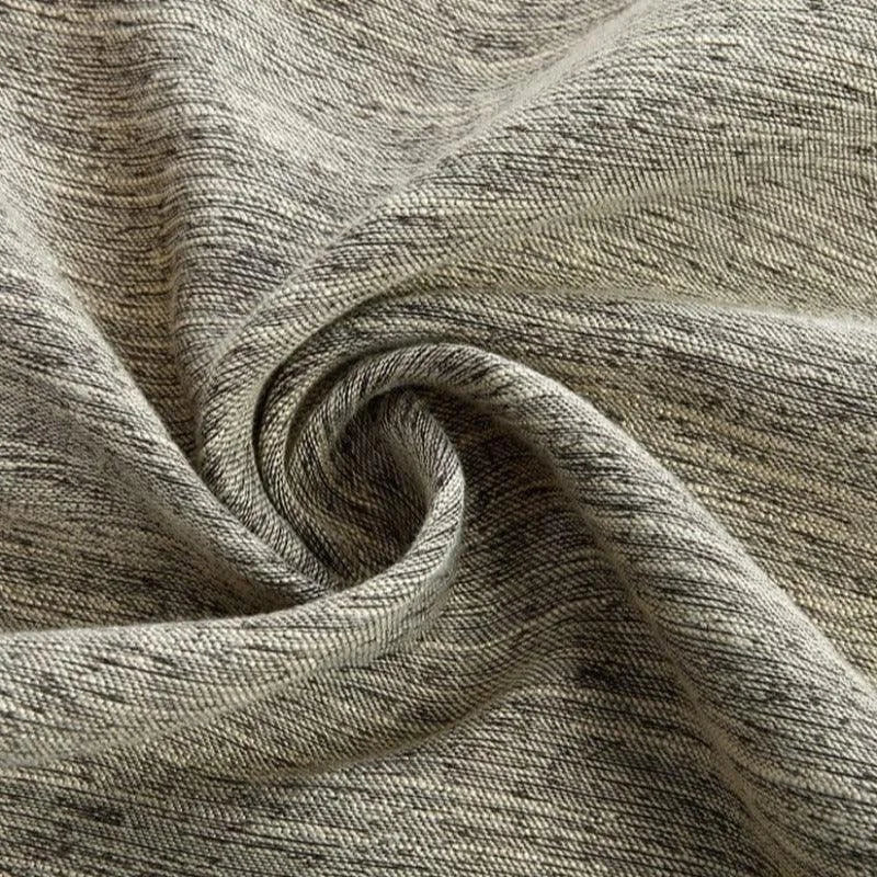 Texture de tissu gris mélangé avec effet tourbillon, idéale pour la confection de vêtements élégants et modernes. Ce motif unique apporte une touche sophistiquée et intemporelle, parfait pour les créateurs cherchant à ajouter du caractère à leurs créations.