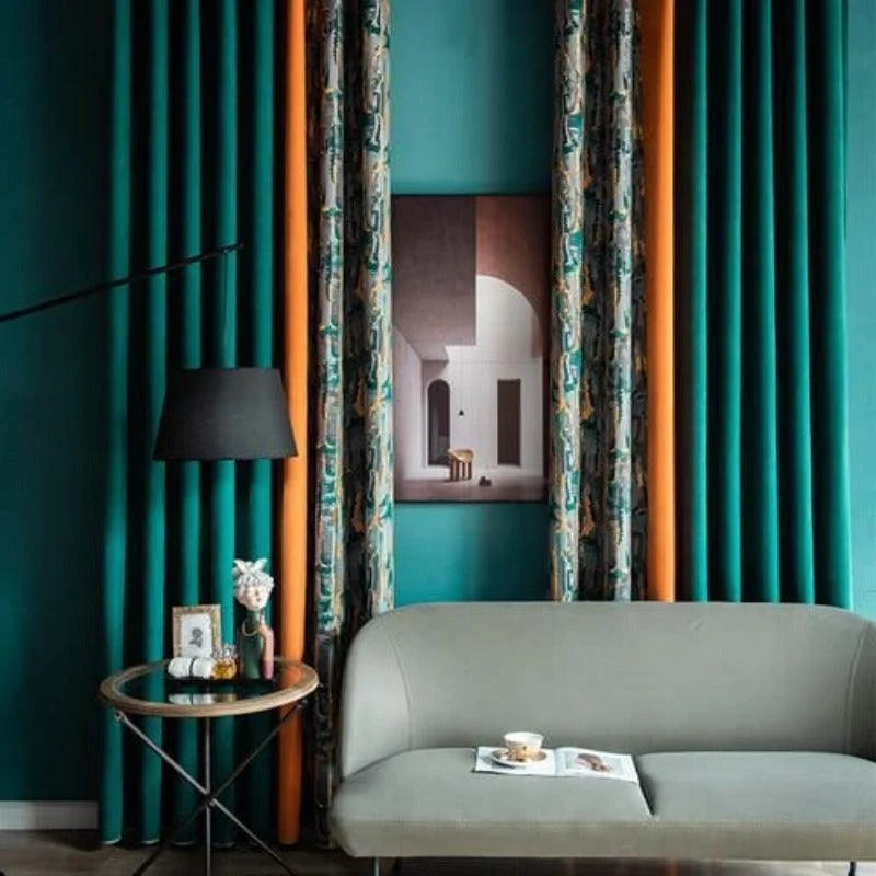 Salon moderne avec rideaux élégants dans des tons turquoise et orange, complété par un canapé gris stylé. Décoration intérieure chic avec une lampe sophistiquée et une table d'appoint contemporaine, idéale pour un espace de vie raffiné et accueillant.