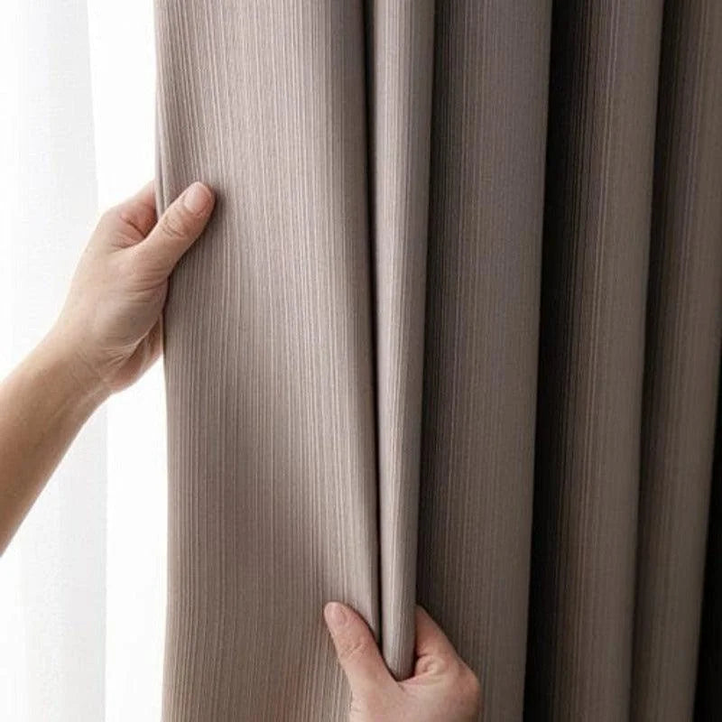 Rideau élégant dans une teinte taupe, parfait pour créer une ambiance chaleureuse et moderne dans votre intérieur. Idéal pour le salon, la chambre ou le bureau, ce rideau offre une touche de sophistication tout en assurant intimité et contrôle de la lumière. Accessoire décoratif indispensable pour une décoration d'intérieur raffinée et contemporaine.