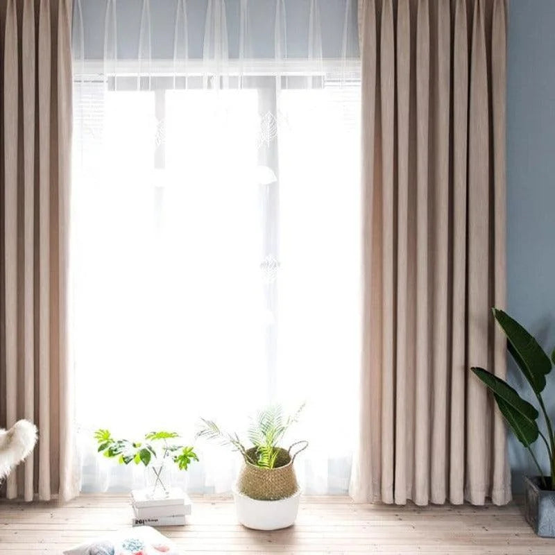 Rideaux élégants de couleur beige pour salon, apportant une touche de confort et de modernité. Idéal pour créer une ambiance lumineuse et chaleureuse dans votre intérieur. Ces rideaux longent parfaitement les grandes fenêtres, offrant à la fois intimité et esthétisme. Parfait pour toute décoration intérieure.