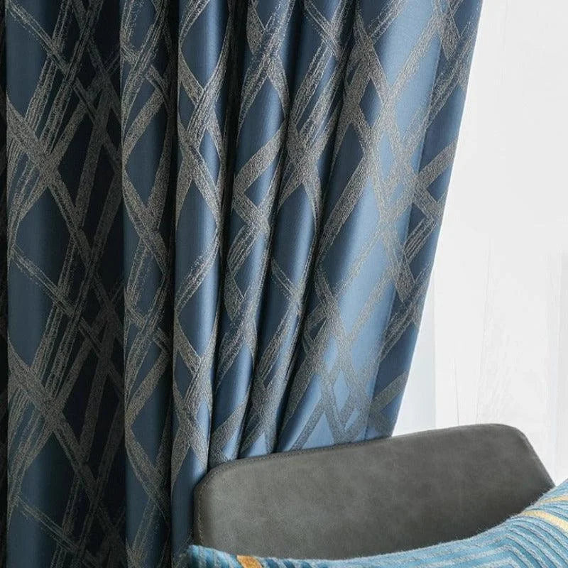 Rideau bleu à motifs géométriques modernes, idéal pour ajouter une touche élégante à un salon contemporain. Ce design raffiné s'intègre parfaitement dans divers décors, offrant à la fois style et intimité.