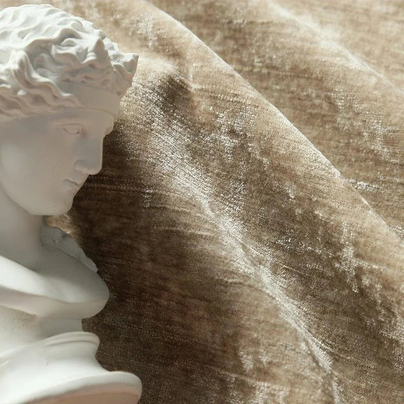 Buste de statue classique sur un fond élégant, mettant en valeur un contraste sophistiqué entre l'art ancien et un cadre moderne. Accessoire idéal pour enrichir la décoration intérieure avec une touche artistique et intemporelle.