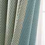 Rideau avec motif chevron bleu et beige, idéal pour apporter une touche d'élégance à votre intérieur. Améliorez la décoration de votre salon ou chambre avec ce design moderne et tendance. Parfait pour filtrer la lumière tout en ajoutant un élément chic à votre pièce.