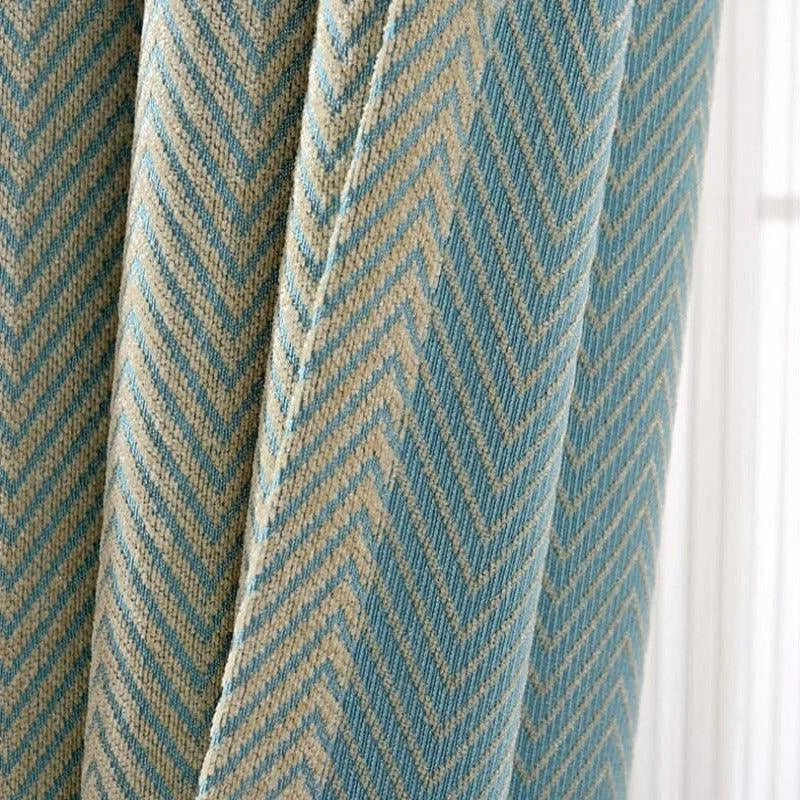 Rideau avec motif chevron bleu et beige, idéal pour apporter une touche d'élégance à votre intérieur. Améliorez la décoration de votre salon ou chambre avec ce design moderne et tendance. Parfait pour filtrer la lumière tout en ajoutant un élément chic à votre pièce.