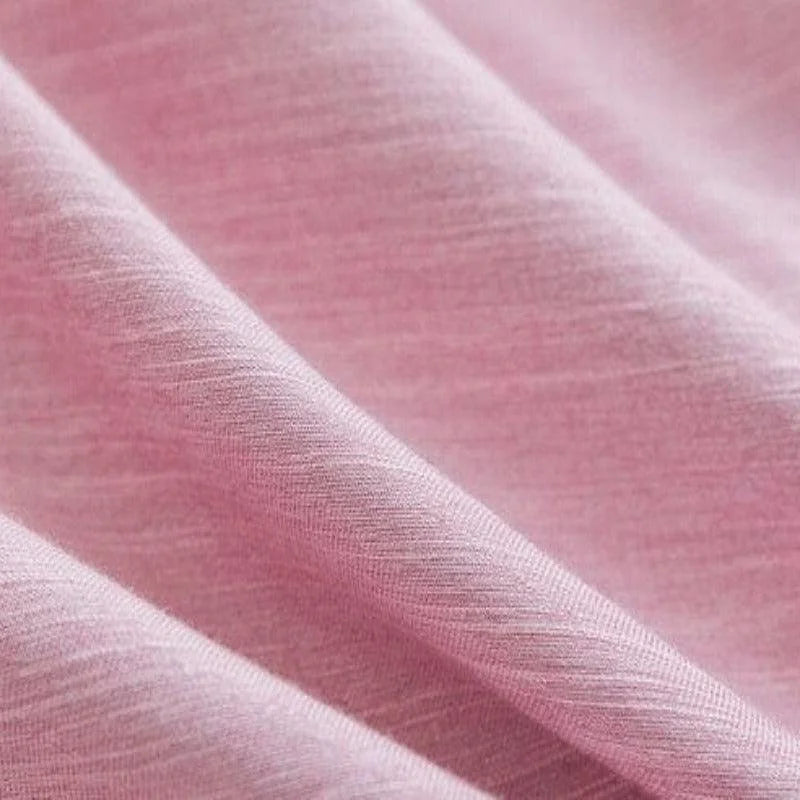 Tissu rose doux et élégant, parfait pour la confection de vêtements modernes et confortables. Idéal pour les créations de mode féminine, ajoutant une touche de couleur délicate et raffinée à toute garde-robe.