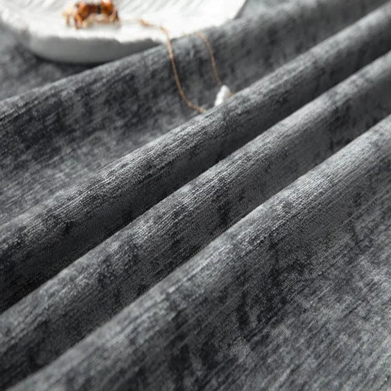 Tissu gris élégant pour décoration intérieure, texture douce et raffinée, parfait pour habiller rideaux ou coussins. Adapté à tout style de décoration moderne, le tissu offre une esthétique chic et moderne, idéal pour créer une ambiance chaleureuse et sophistiquée dans chaque pièce de la maison.