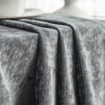 Nappe grise élégante pour table à manger, mettant en valeur un style moderne et raffiné pour une décoration intérieure contemporaine. Accessoire idéal pour sublimer vos repas et recevoir vos invités avec classe.