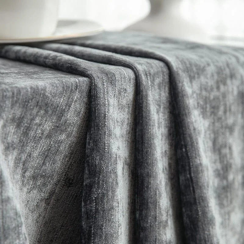 Nappe grise élégante pour table à manger, mettant en valeur un style moderne et raffiné pour une décoration intérieure contemporaine. Accessoire idéal pour sublimer vos repas et recevoir vos invités avec classe.