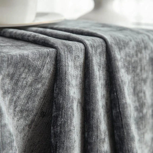 Nappe grise élégante pour table à manger, mettant en valeur un style moderne et raffiné pour une décoration intérieure contemporaine. Accessoire idéal pour sublimer vos repas et recevoir vos invités avec classe.