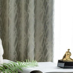 Rideaux élégants avec motif géométrique, améliorant la décoration intérieure de votre salon ou chambre. Accessoire idéal pour un style moderne et raffiné, ajoutant une touche d'élégance à vos fenêtres. Découvrez comment ces rideaux peuvent transformer l'ambiance de votre pièce grâce à leur design sophistiqué.