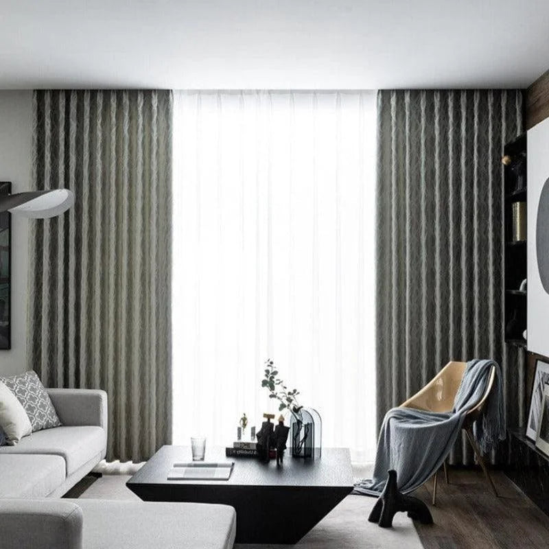 Salon moderne avec rideaux élégants encadrant une fenêtre lumineuse, mettant en valeur un décor intérieur épuré. Canapé confortable et table basse contemporaine assortis pour un espace de vie chic et harmonieux. Ambiance accueillante avec fauteuil design et accessoires décoratifs sophistiqués.