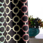 Rideau moderne à motifs géométriques octogonaux multicolores, idéal pour ajouter une touche contemporaine à votre intérieur. Ce rideau se distingue par ses motifs audacieux et ses couleurs vives, apportant une esthétique unique à votre salon ou chambre. Parfait pour ceux qui recherchent une décoration élégante et distinctive.