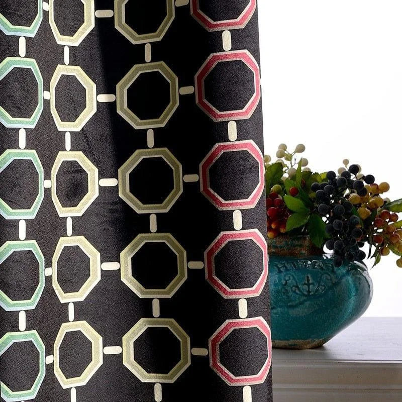 Rideau moderne à motifs géométriques octogonaux multicolores, idéal pour ajouter une touche contemporaine à votre intérieur. Ce rideau se distingue par ses motifs audacieux et ses couleurs vives, apportant une esthétique unique à votre salon ou chambre. Parfait pour ceux qui recherchent une décoration élégante et distinctive.