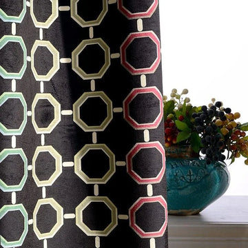 Rideau moderne à motifs géométriques octogonaux multicolores, idéal pour ajouter une touche contemporaine à votre intérieur. Ce rideau se distingue par ses motifs audacieux et ses couleurs vives, apportant une esthétique unique à votre salon ou chambre. Parfait pour ceux qui recherchent une décoration élégante et distinctive.