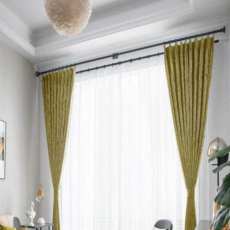 Rideaux élégants pour salon moderne, couleur verte, avec support robuste et design contemporain, ajoutant une touche de sophistication à votre intérieur, idéals pour filtrer la lumière naturelle tout en préservant l'intimité.