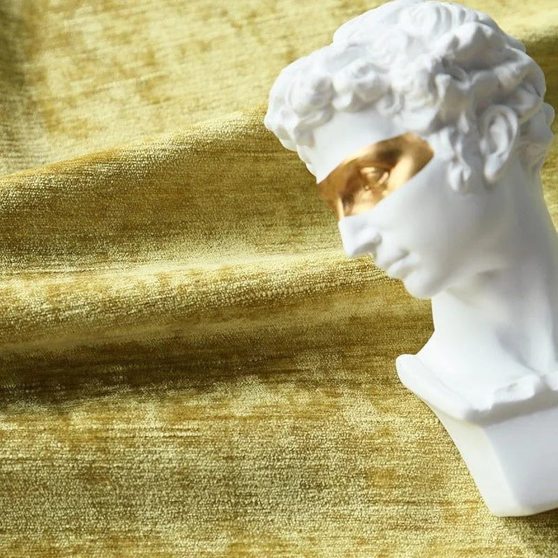 Buste décoratif blanc avec touche dorée sur un fond texturé doré. Accessoire élégant pour intérieur moderne, ajoutant une touche artistique et sophistiquée à tout espace. Idéal pour les amateurs d'art et de décoration contemporaine.