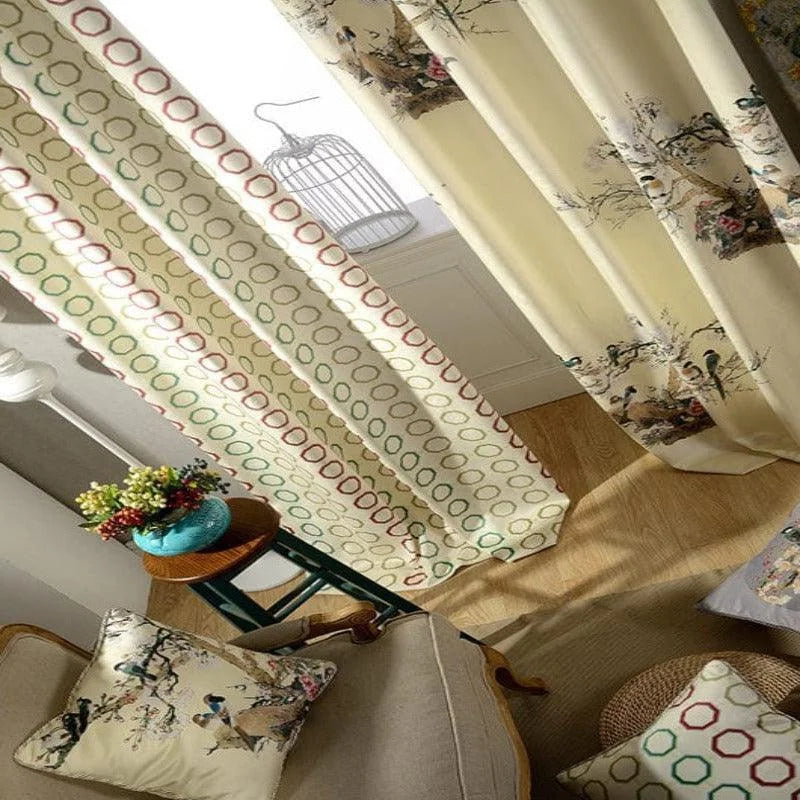 Rideaux élégants au design asiatique avec motifs floraux et géométriques, installés dans un salon lumineux, rehaussant le décor avec des nuances douces et colorées, accompagnés de coussins assortis et d'une lampe moderne. Salle de séjour chaleureuse et accueillante.