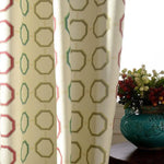 Rideau élégant avec motif géométrique octogonal multicolore, parfait pour ajouter une touche moderne à votre intérieur. Accessoire décoratif idéal pour le salon ou la chambre, combinant esthétique et fonctionnalité. Différents tons de rouge, vert et beige apportent une ambiance chaleureuse et accueillante à votre espace. Le vase et les baies décoratives complètent harmonieusement la composition.