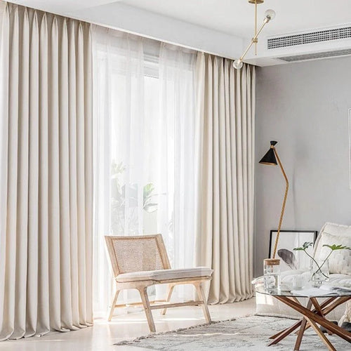 Rideaux élégants pour salon moderne, donnant une touche sophistiquée et lumineuse à votre intérieur. Idéal pour créer une ambiance apaisante et contemporaine, parfait pour tout style de décoration. Transformez votre espace de vie avec ces rideaux esthétiques et chics, alliant intimité et design.