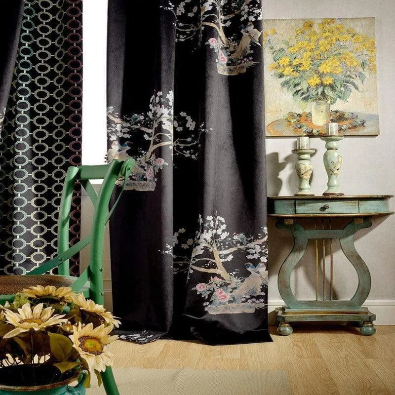 Rideaux décoratifs élégants avec motifs floraux, ajoutant une touche artistique à un intérieur. Parfait pour créer une atmosphère chaleureuse et accueillante dans un salon ou une chambre. Meuble d'appoint classique et tableau avec bouquet de fleurs complètent harmonieusement la décoration. Idéal pour redécorer votre espace de vie avec style et sophistication.