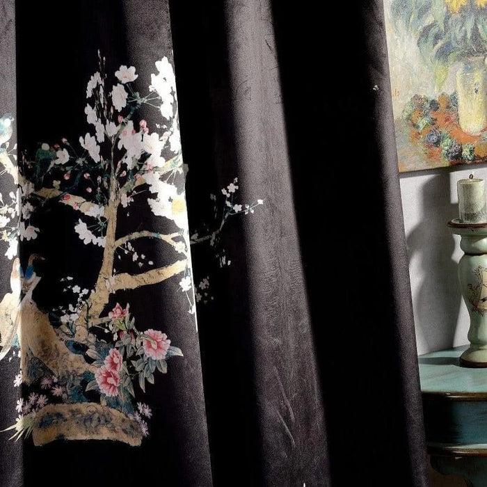 Rideaux élégants avec motif floral et arbre sur fond noir, parfaits pour une décoration intérieure raffinée. Ces rideaux ajoutent une touche artistique à n'importe quelle pièce, créant une ambiance chaleureuse et stylée. Idéals pour le salon ou la chambre, ils apportent une touche de nature et d'élégance.