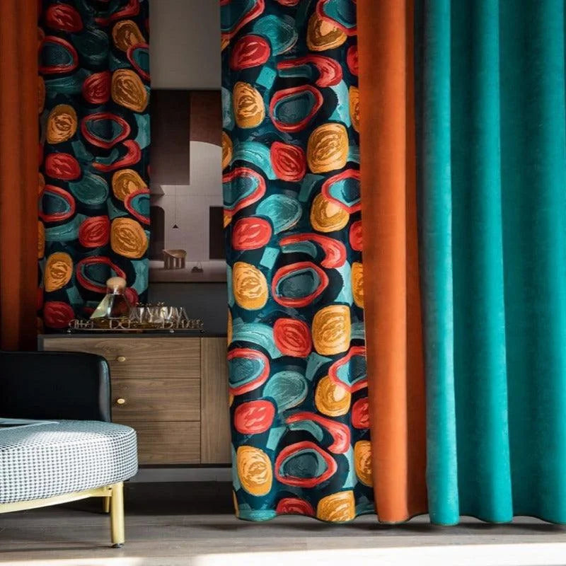 Rideaux colorés avec motifs géométriques vifs, ajoutant une touche moderne et artistique à votre intérieur. Parfaits pour personnaliser et égayer n'importe quelle pièce de votre maison.