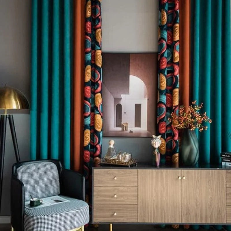 Salon moderne avec rideaux aux motifs colorés, lampe élégante, fauteuil rétro, buffet en bois et décoration intérieure contemporaine. Ambiance chaleureuse et stylée, parfaite pour un relooking décoratif.