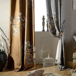Rideau élégant avec motifs floraux, idéal pour ajouter une touche de sophistication à votre intérieur. Décoration raffinée qui s'harmonise parfaitement avec différents styles de décoration. Parfait pour le salon ou la chambre, ce rideau crée une ambiance chaleureuse et accueillante. Accessoire déco essentiel pour sublimer vos fenêtres tout en apportant intimité et style.