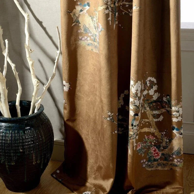 Rideau décoratif élégant avec motifs floraux et d'oiseaux, ajoutant une touche artistique et naturelle à votre intérieur. Parfait pour embellir votre salon ou chambre en créant une ambiance chaleureuse et accueillante. Le vase en céramique bleue à côté complète le décor avec style.