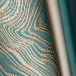 Tissu décoratif élégant avec motif ondulé beige et turquoise, idéal pour rehausser la décoration intérieure. Parfait pour confectionner des rideaux ou des accessoires modernes. Design unique et chic, parfait pour un style contemporain.