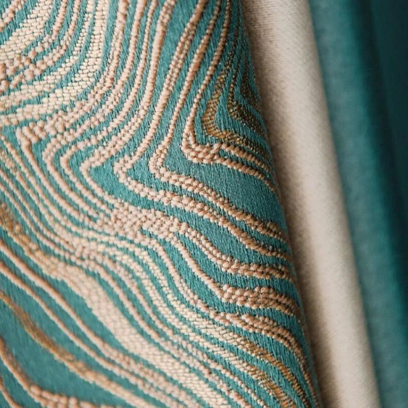 Tissu décoratif élégant avec motif ondulé beige et turquoise, idéal pour rehausser la décoration intérieure. Parfait pour confectionner des rideaux ou des accessoires modernes. Design unique et chic, parfait pour un style contemporain.