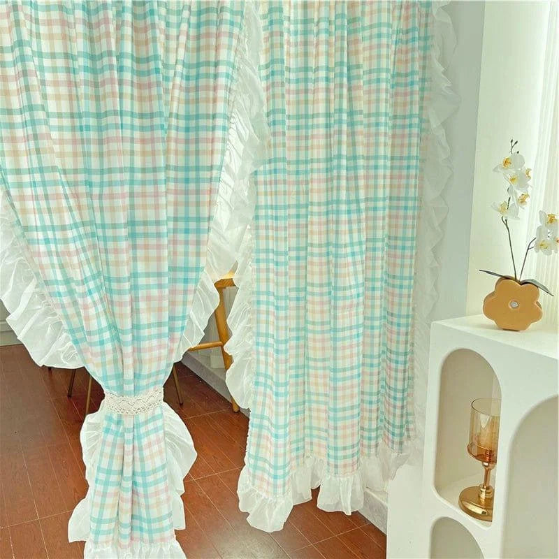 Rideaux à carreaux pastel avec volants, idéaux pour une décoration intérieure lumineuse et élégante. Parfaits pour apporter une touche colorée et douce à votre salon ou chambre. Ajoutez du charme et de la fraîcheur à votre espace avec ce design tendance et esthétique.