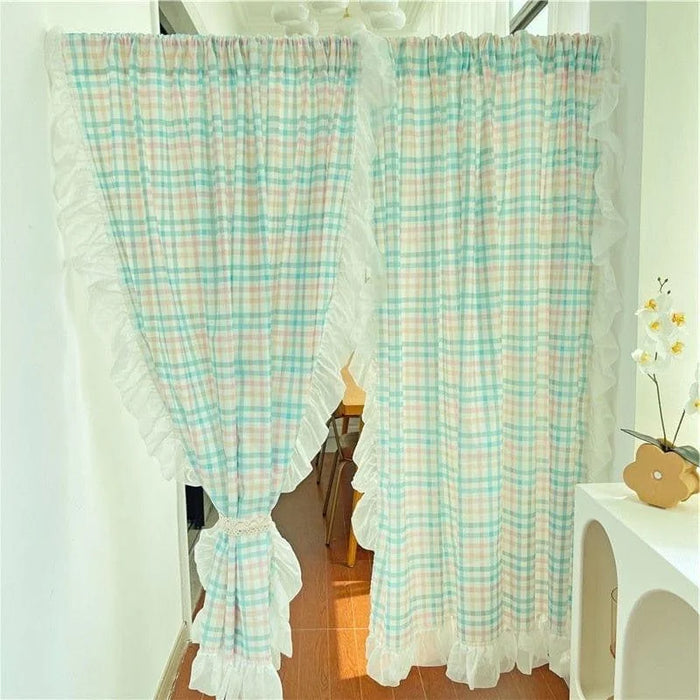 Rideaux à carreaux pastels avec volants décoratifs, parfaits pour un salon ou une chambre. Ils apportent une touche élégante et lumineuse à votre intérieur tout en ajoutant du charme à votre décoration. Ces rideaux originaux sont faciles à installer et transforment instantanément l'ambiance d'une pièce. Conviennent à tout style de décoration.