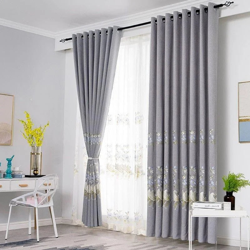 Rideaux gris élégants avec motifs floraux, parfaits pour une décoration intérieure moderne et chic. Ajoutent une touche raffinée au salon ou à la chambre, tout en offrant une gestion optimale de la lumière naturelle. Design intemporel pour s'adapter à différents styles de décoration.