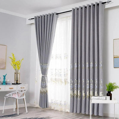 Rideaux gris élégants avec motifs floraux, parfaits pour une décoration intérieure moderne et chic. Ajoutent une touche raffinée au salon ou à la chambre, tout en offrant une gestion optimale de la lumière naturelle. Design intemporel pour s'adapter à différents styles de décoration.