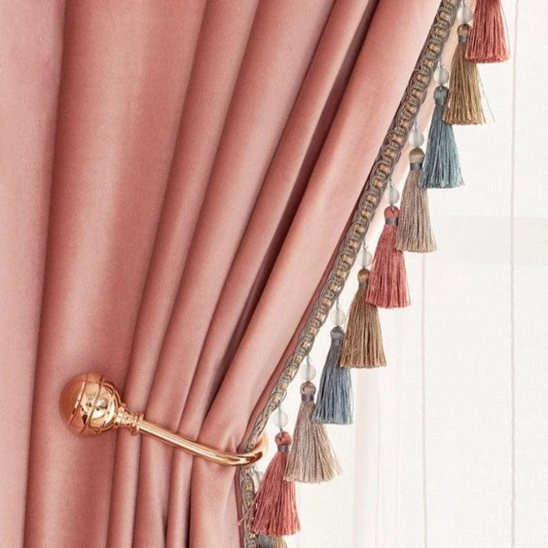 Rideau élégant avec embrasse dorée, agrémenté de glands multicolores pour une décoration intérieure raffinée. Ce style contemporain ajoute une touche de luxe et de couleur à n'importe quelle pièce, parfait pour créer une ambiance chaleureuse et accueillante.
