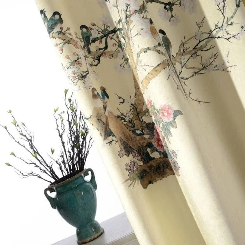Rideau décoratif avec motif floral et oiseau illustrant un style nature. Idéal pour ajouter une touche de fraîcheur et d'élégance à votre intérieur. Design délicat et coloré, parfait pour moderniser vos espaces de vie. Transformez votre décoration avec ce rideau tendance et apaisant.