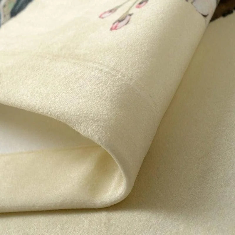 Plaid beige avec motifs floraux roses, parfait pour ajouter une touche élégante et chaleureuse à votre intérieur. Idéal pour le salon ou la chambre, ce plaid doux assure confort et style. Accessoire indispensable pour les soirées cocooning, ce plaid apportera une ambiance cosy à votre maison.