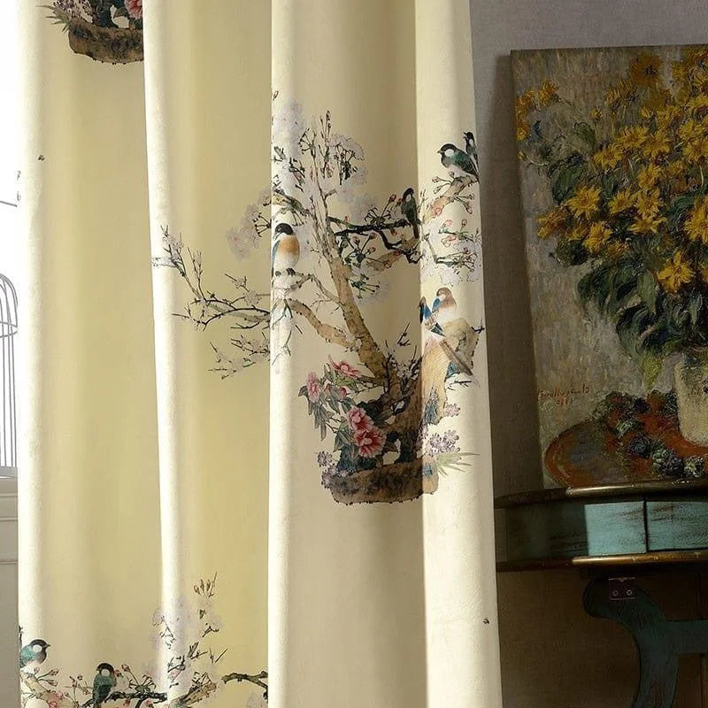 Rideau élégant avec motif floral et oiseaux, idéal pour ajouter une touche de nature à votre intérieur. Ce rideau est parfait pour créer une ambiance apaisante et artistique, idéal pour le salon ou la chambre. Son design raffiné et ses détails soignés en font un choix parfait pour une décoration intérieure stylée et chaleureuse.