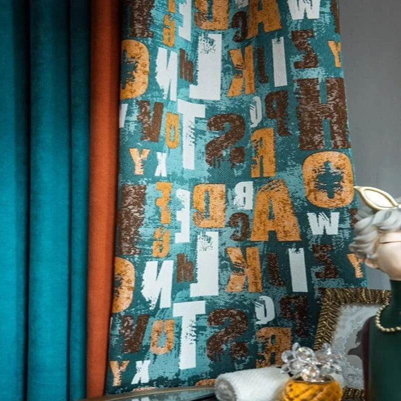 Rideau décoratif à motifs de lettres multicolores, idéal pour ajouter une touche moderne et originale à votre intérieur. Ce design unique combine harmonieusement des tons de bleu, orange et marron, créant un effet visuel captivant. Parfait pour une chambre d'enfant ou un salon créatif.