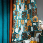 Rideau décoratif à motifs de lettres multicolores, idéal pour ajouter une touche moderne et originale à votre intérieur. Ce design unique combine harmonieusement des tons de bleu, orange et marron, créant un effet visuel captivant. Parfait pour une chambre d'enfant ou un salon créatif.