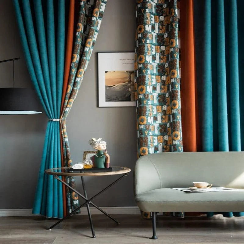 Rideaux modernes dans un salon élégant, avec motifs originaux et couleurs vives. Décoration intérieure avec une table d'appoint design et une sculpture contemporaine. Canapé confortable dans un coin douillet, ambiance chaleureuse et accueillante. Espace harmonieux et esthétique.