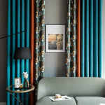 Rideaux élégants bleu turquoise et orange pour salon moderne, combinés avec des motifs géométriques, parfaits pour ajouter une touche de couleur et de style contemporain à votre intérieur. Idéal pour créer une ambiance chaleureuse et accueillante dans tout espace de vie.