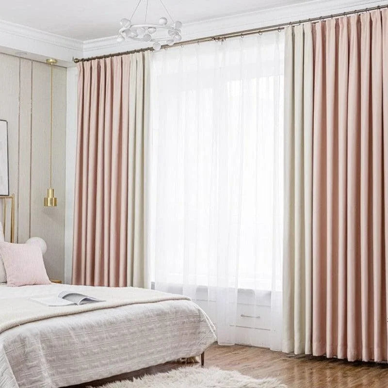 Rideaux élégants pour chambre à coucher avec design moderne et couleurs douces, apportant une touche chaleureuse et sophistiquée à votre intérieur. Installation pratique et style épuré pour une ambiance relaxante. Suspensions décoratives et luminaire tendance inclus pour compléter le décor harmonieux.