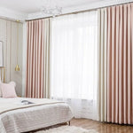 Rideaux élégants pour chambre à coucher avec design moderne et couleurs douces, apportant une touche chaleureuse et sophistiquée à votre intérieur. Installation pratique et style épuré pour une ambiance relaxante. Suspensions décoratives et luminaire tendance inclus pour compléter le décor harmonieux.